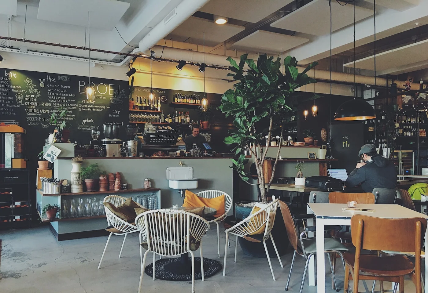 Doğal ışıklı, sıcak dekorasyonlu kafe iç mekanı